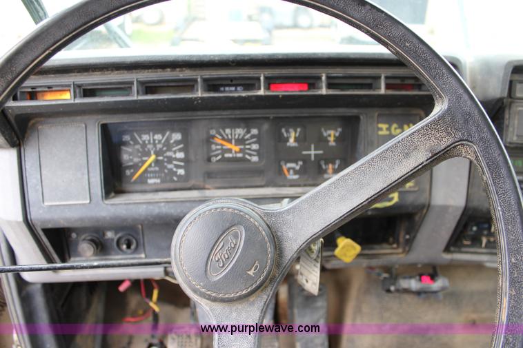 image for item BM9337 1999 Ford F800 flatbed truck with mud mixer