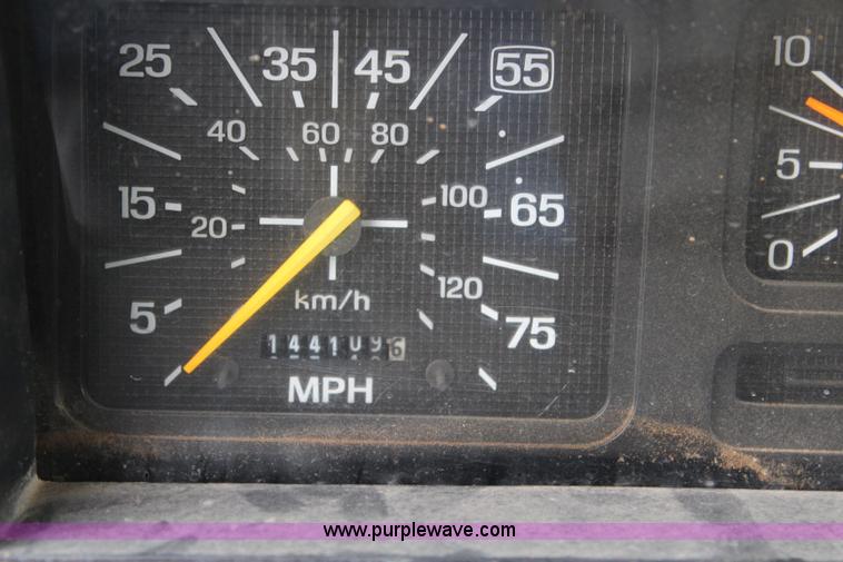 image for item BM9337 1999 Ford F800 flatbed truck with mud mixer