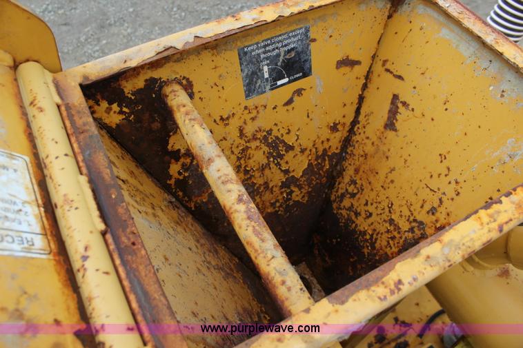 image for item BM9337 1999 Ford F800 flatbed truck with mud mixer