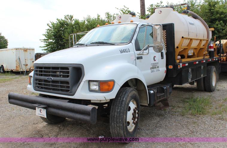 image for item BM9338 2000 Ford F750 flatbed truck with mud mixer