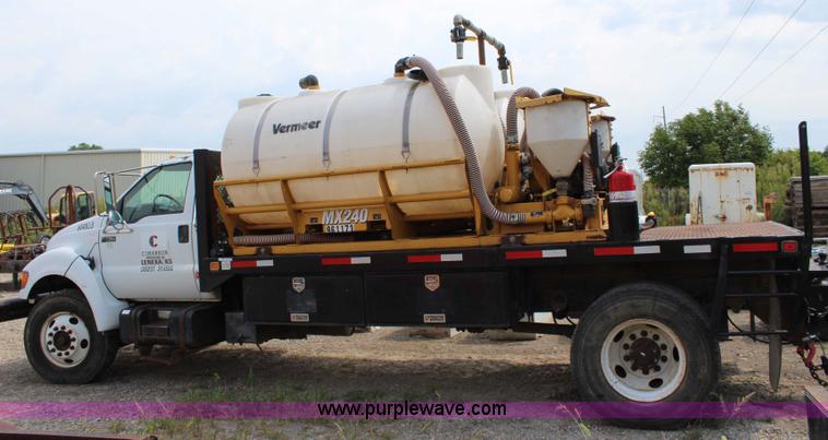 image for item BM9338 2000 Ford F750 flatbed truck with mud mixer