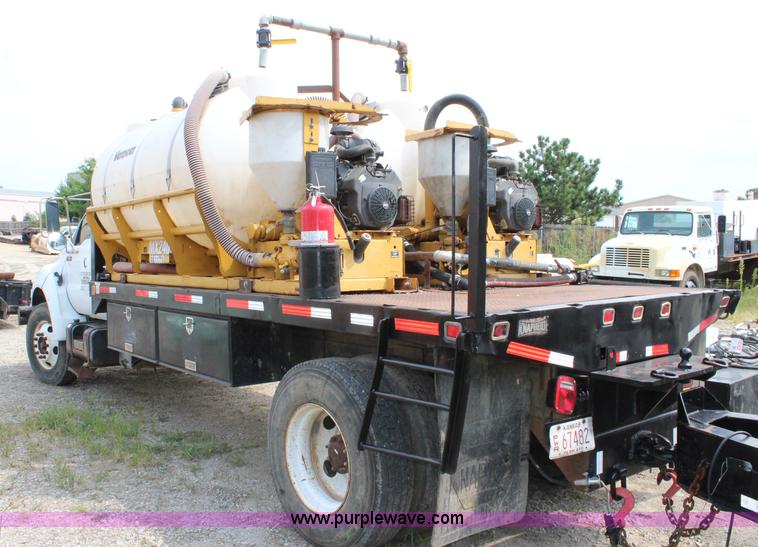 image for item BM9338 2000 Ford F750 flatbed truck with mud mixer