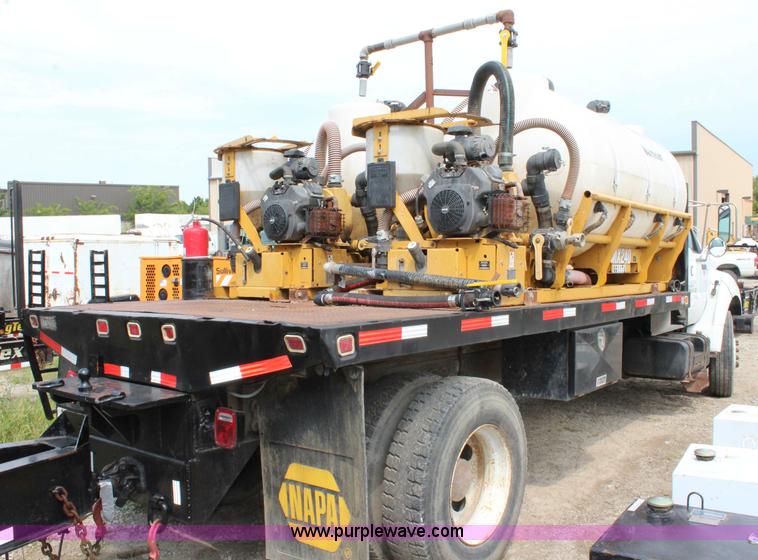 image for item BM9338 2000 Ford F750 flatbed truck with mud mixer