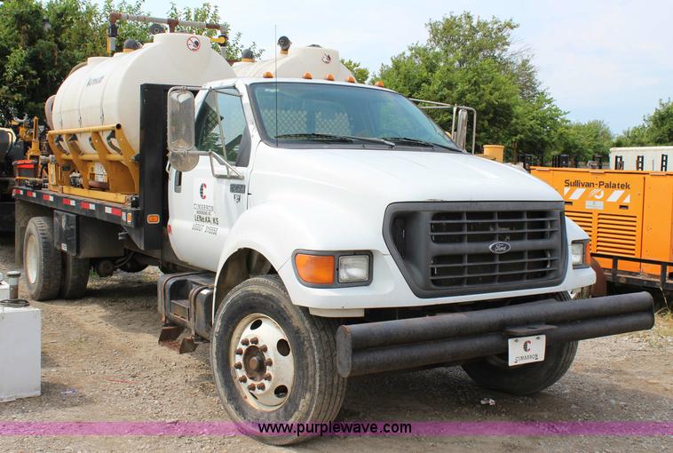 image for item BM9338 2000 Ford F750 flatbed truck with mud mixer