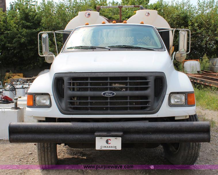 image for item BM9338 2000 Ford F750 flatbed truck with mud mixer