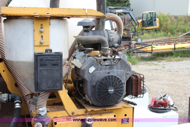 image for item BM9338 2000 Ford F750 flatbed truck with mud mixer