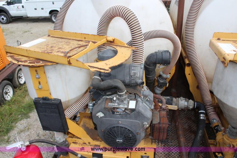 image for item BM9338 2000 Ford F750 flatbed truck with mud mixer