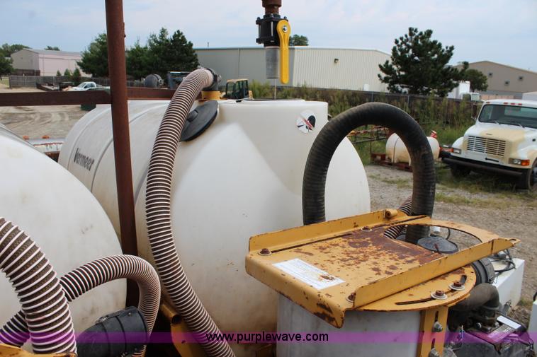 image for item BM9338 2000 Ford F750 flatbed truck with mud mixer