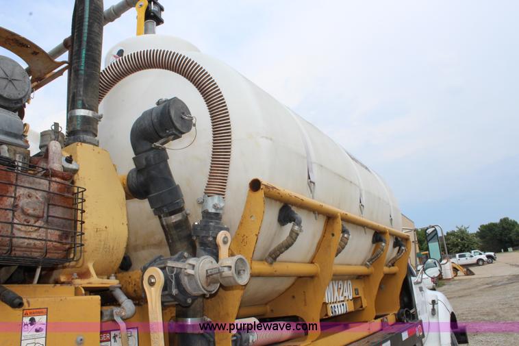 image for item BM9338 2000 Ford F750 flatbed truck with mud mixer