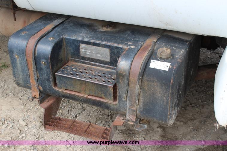 image for item BM9338 2000 Ford F750 flatbed truck with mud mixer