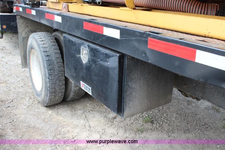 image for item BM9338 2000 Ford F750 flatbed truck with mud mixer