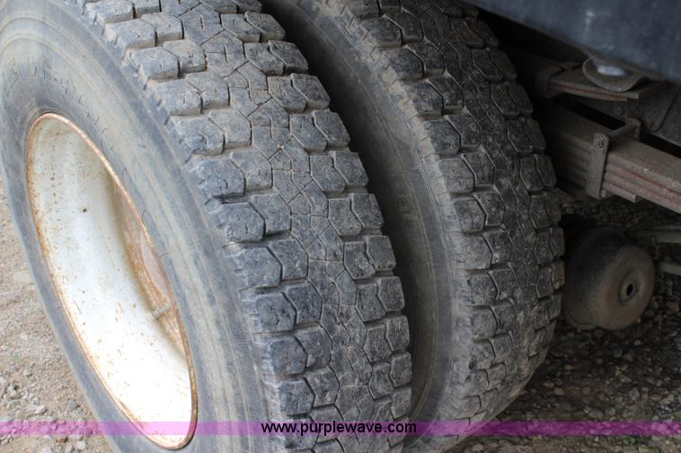 image for item BM9338 2000 Ford F750 flatbed truck with mud mixer