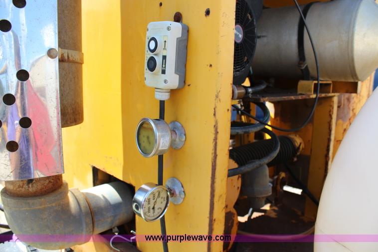 image for item J5932 1998 Vactron vacuum trailer