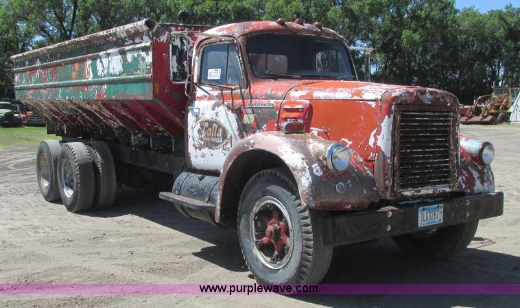 image for item A8833 1958 International 190 truck with live bottom bed