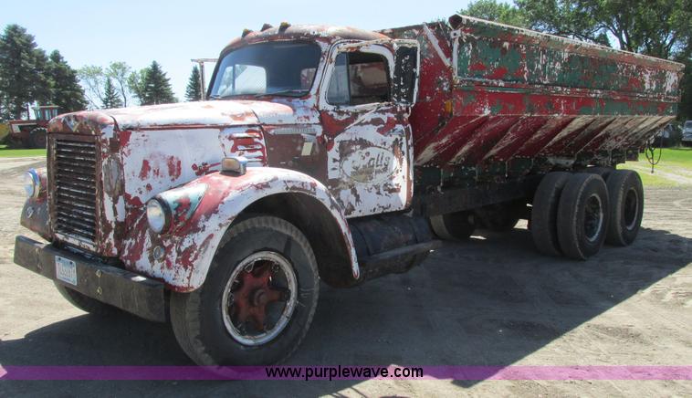 image for item A8833 1958 International 190 truck with live bottom bed