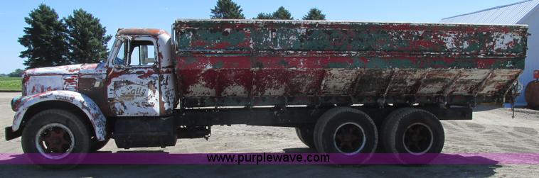 image for item A8833 1958 International 190 truck with live bottom bed