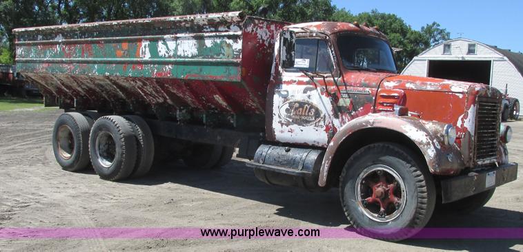 image for item A8833 1958 International 190 truck with live bottom bed