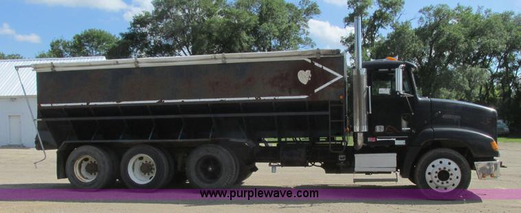 image for item A8836 1991 Freightliner FLD112 truck with live bottom bed