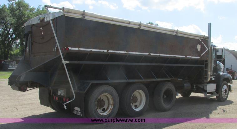 image for item A8836 1991 Freightliner FLD112 truck with live bottom bed