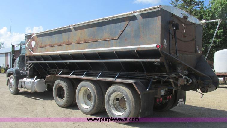 image for item A8836 1991 Freightliner FLD112 truck with live bottom bed