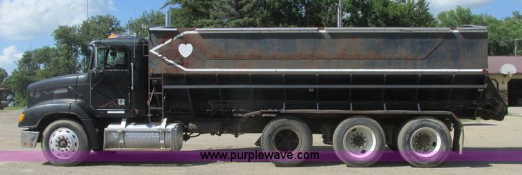 image for item A8836 1991 Freightliner FLD112 truck with live bottom bed