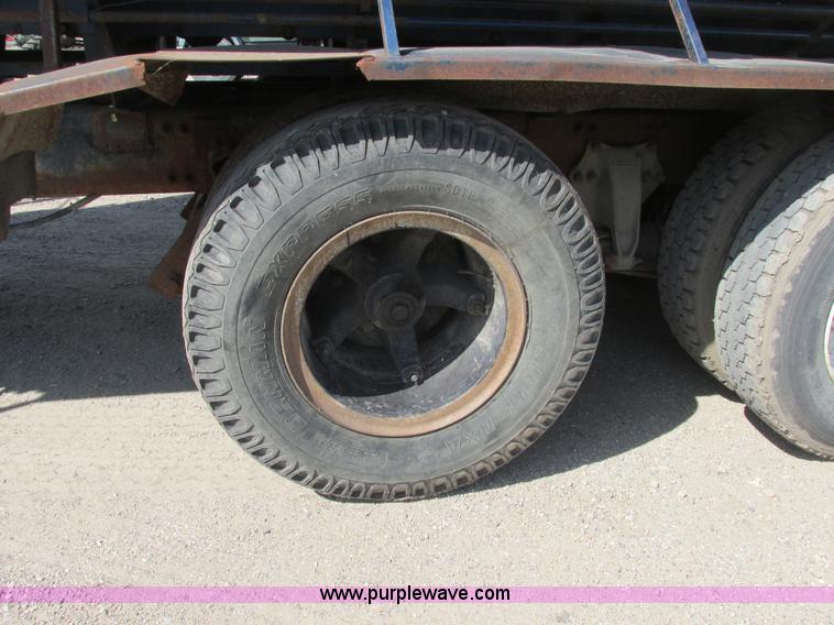 image for item A8836 1991 Freightliner FLD112 truck with live bottom bed