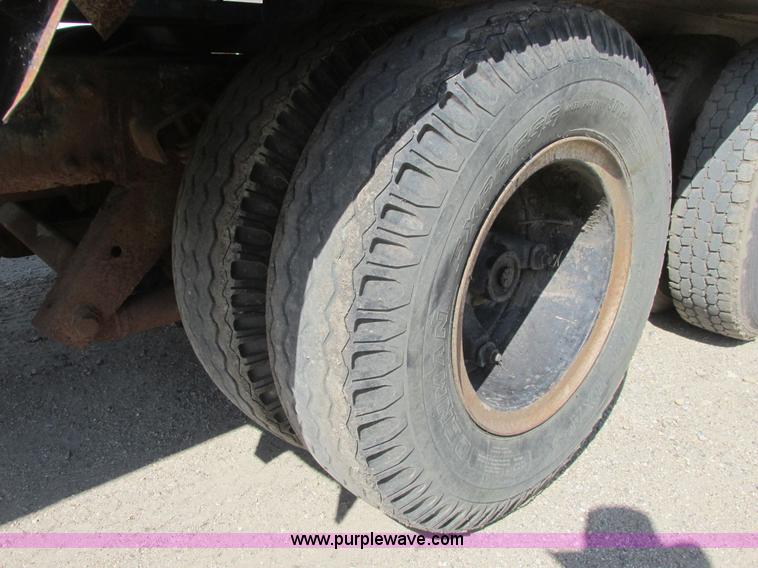 image for item A8836 1991 Freightliner FLD112 truck with live bottom bed