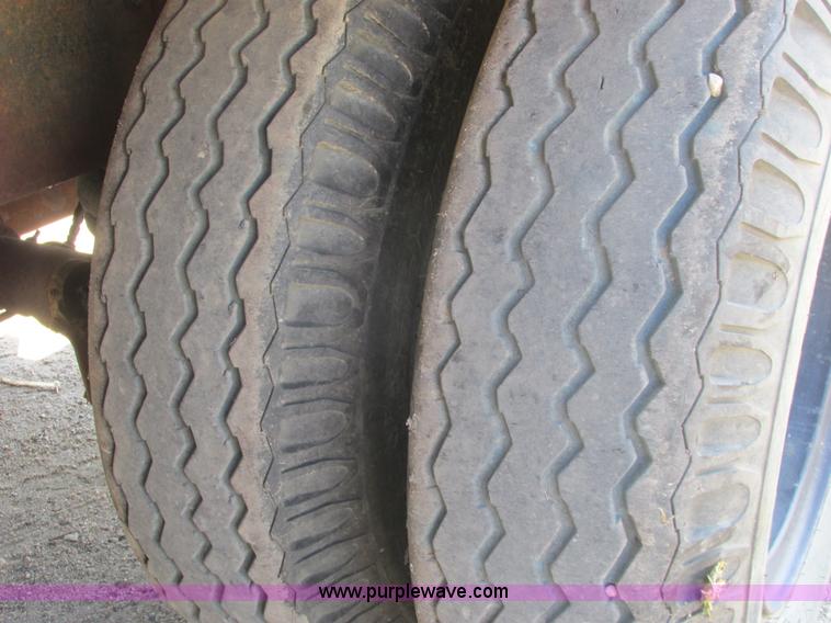 image for item A8836 1991 Freightliner FLD112 truck with live bottom bed