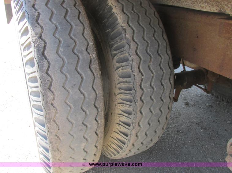 image for item A8836 1991 Freightliner FLD112 truck with live bottom bed