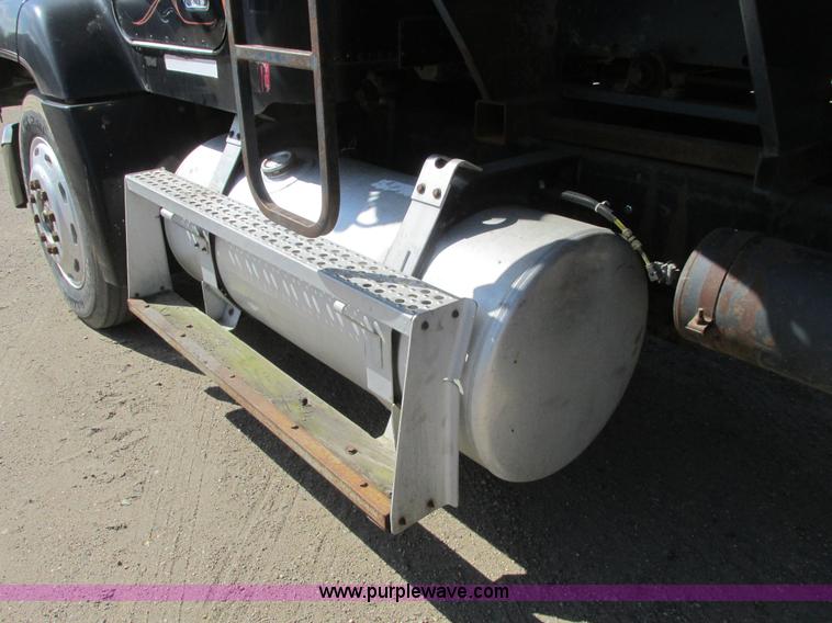 image for item A8836 1991 Freightliner FLD112 truck with live bottom bed