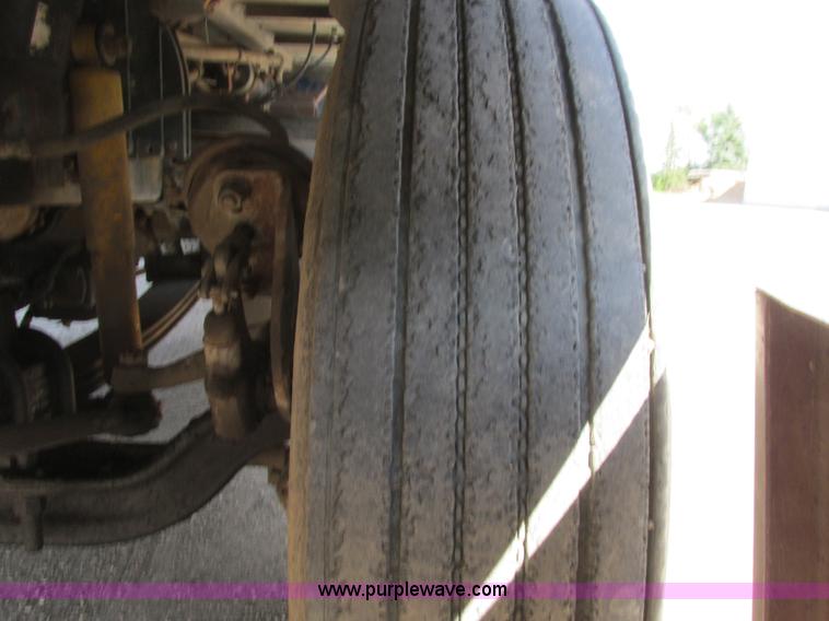 image for item A8836 1991 Freightliner FLD112 truck with live bottom bed