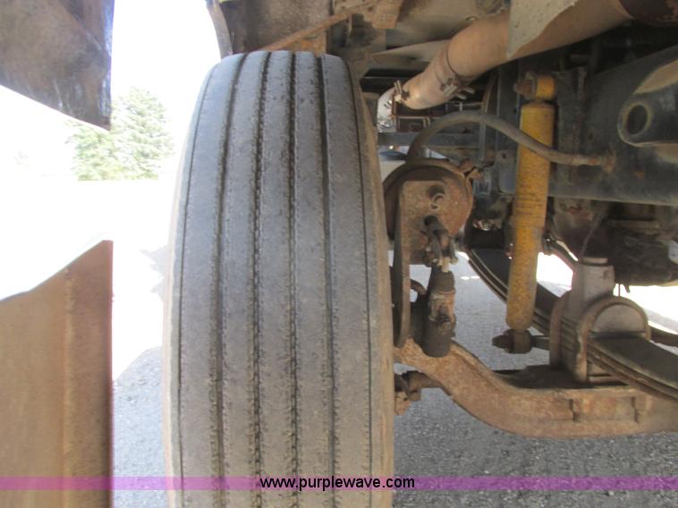 image for item A8836 1991 Freightliner FLD112 truck with live bottom bed