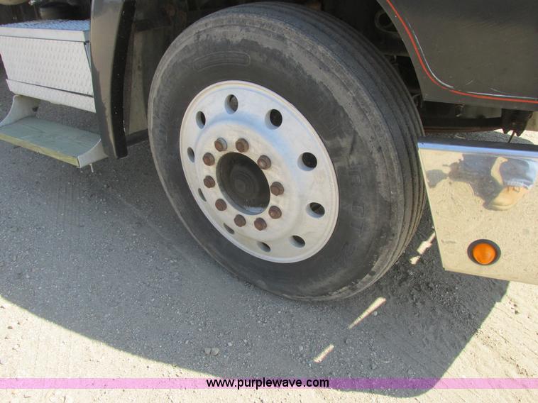 image for item A8836 1991 Freightliner FLD112 truck with live bottom bed