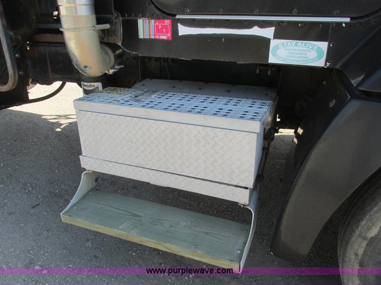 image for item A8836 1991 Freightliner FLD112 truck with live bottom bed