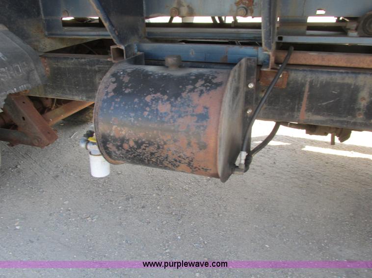 image for item A8836 1991 Freightliner FLD112 truck with live bottom bed