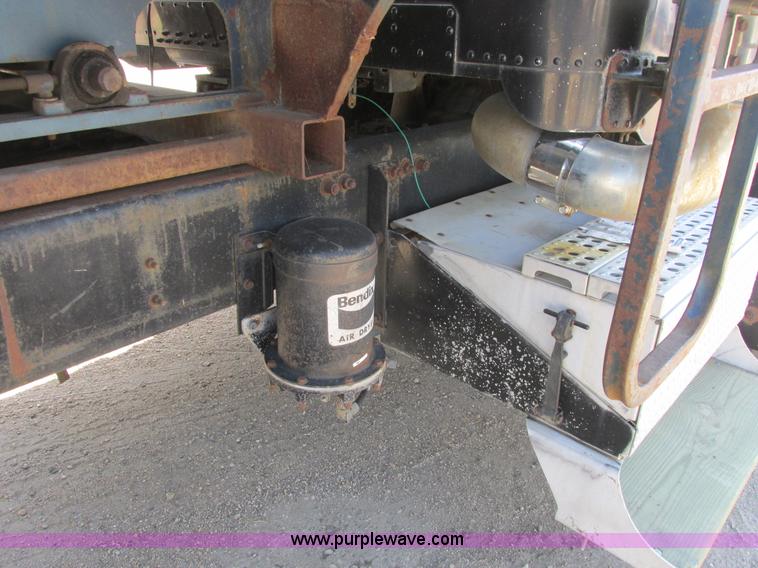 image for item A8836 1991 Freightliner FLD112 truck with live bottom bed