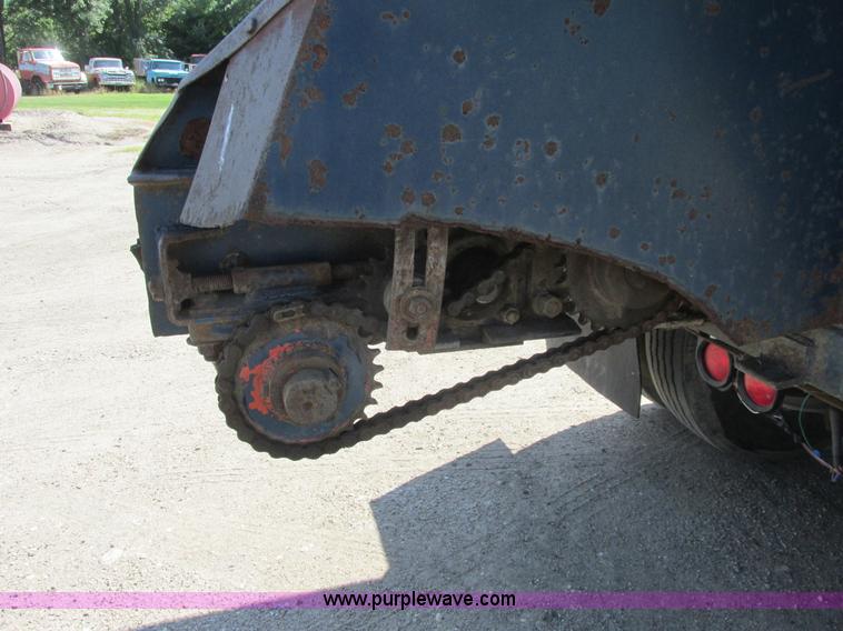 image for item A8836 1991 Freightliner FLD112 truck with live bottom bed