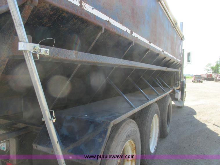 image for item A8836 1991 Freightliner FLD112 truck with live bottom bed