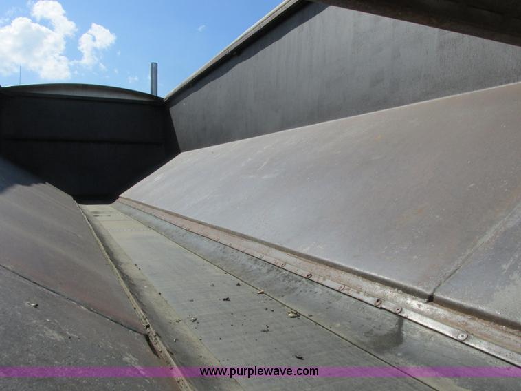 image for item A8836 1991 Freightliner FLD112 truck with live bottom bed