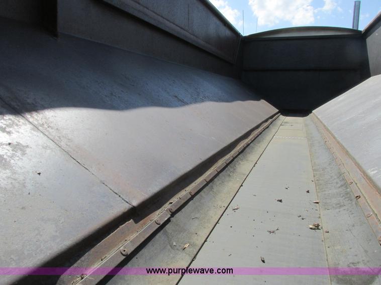 image for item A8836 1991 Freightliner FLD112 truck with live bottom bed