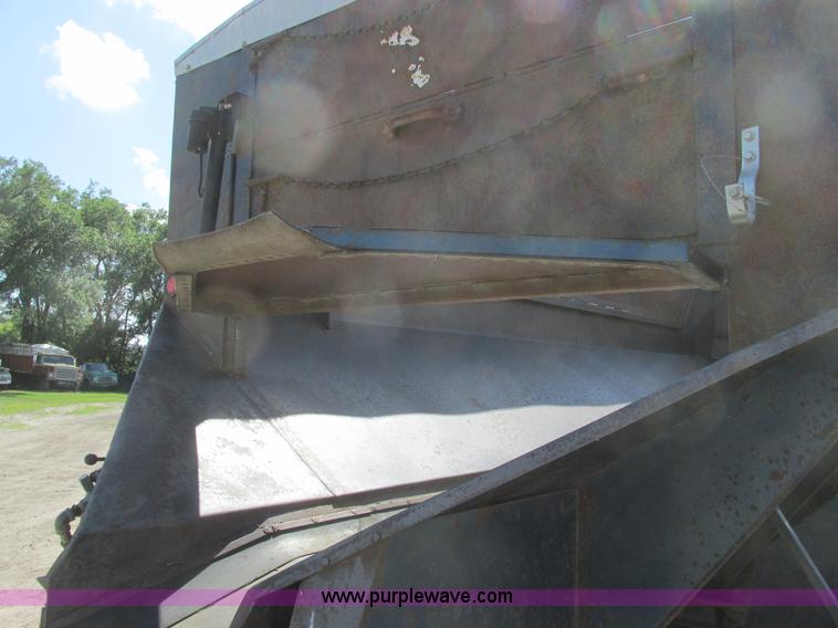 image for item A8836 1991 Freightliner FLD112 truck with live bottom bed