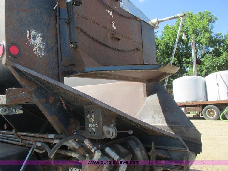 image for item A8836 1991 Freightliner FLD112 truck with live bottom bed