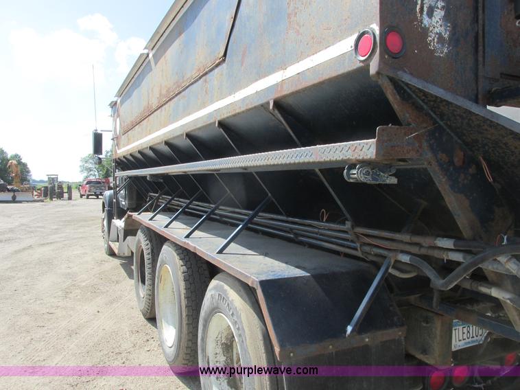 image for item A8836 1991 Freightliner FLD112 truck with live bottom bed