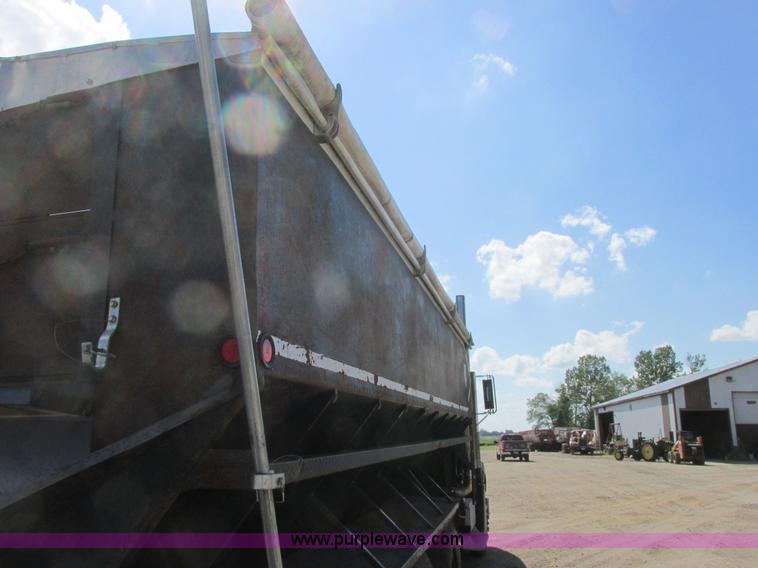 image for item A8836 1991 Freightliner FLD112 truck with live bottom bed