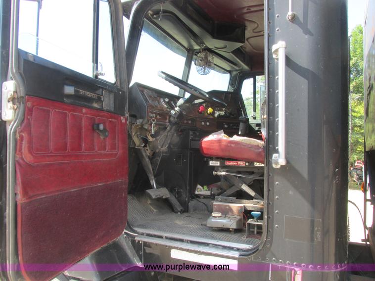 image for item A8836 1991 Freightliner FLD112 truck with live bottom bed