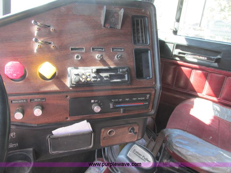 image for item A8836 1991 Freightliner FLD112 truck with live bottom bed