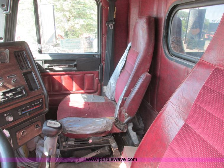 image for item A8836 1991 Freightliner FLD112 truck with live bottom bed