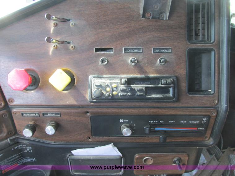 image for item A8836 1991 Freightliner FLD112 truck with live bottom bed