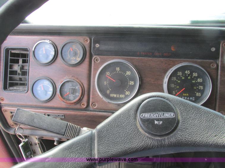 image for item A8836 1991 Freightliner FLD112 truck with live bottom bed