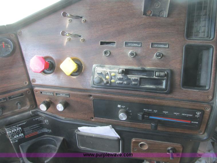 image for item A8836 1991 Freightliner FLD112 truck with live bottom bed